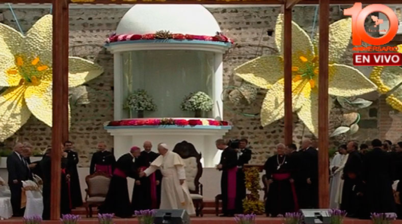 Francisco ingresa a Santuario de Quinche en Ecuador, en su último día en ese país suramericano.