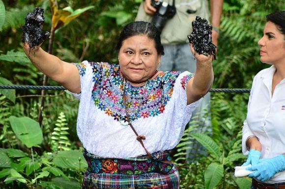 Rigoberta Menchú también constató los daños a la naturaleza reportados en uno de los pozos en la Amazonía de Ecuador.
