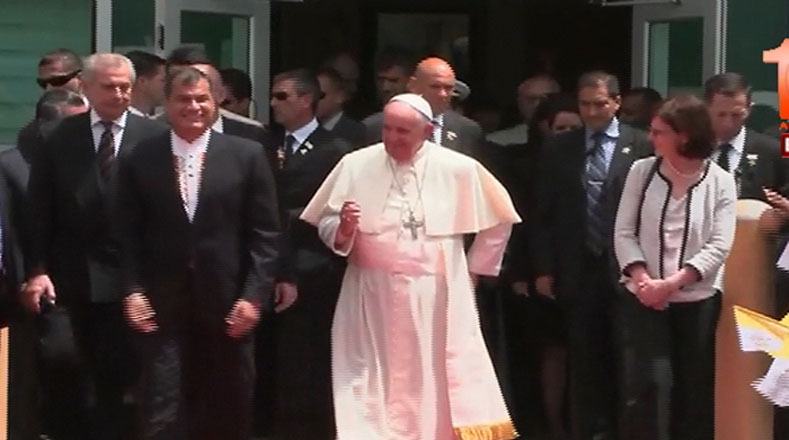 El presidente Rafael Correa acompañó al Sumo Pontífice en su despedida de Ecuador.