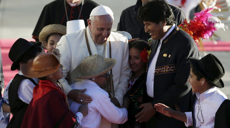 El papa Francisco fue recibido por niños vestidos con trajes típicos de los nueve departamentos.
