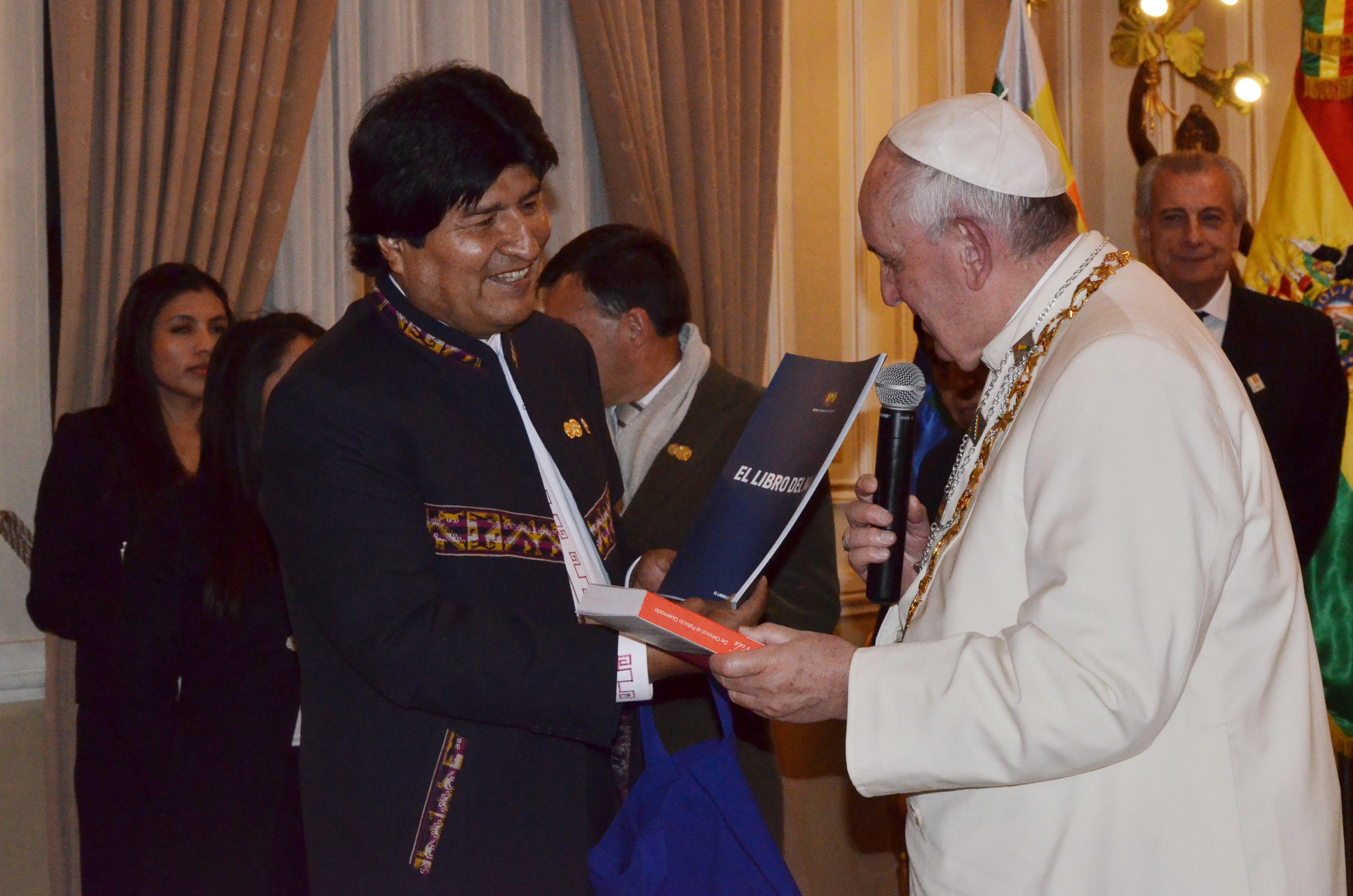 El presidente Evo Morales entregó el Libro del Mar al Papa Francisco.