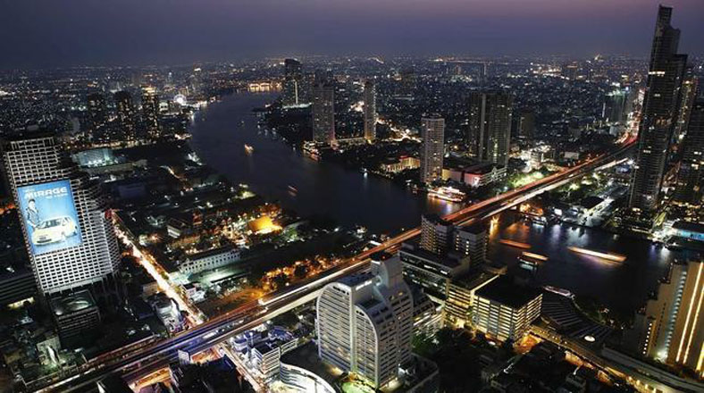 Debido a su gran crecimiento, la ciudad se ha convertido en el centro político, social y económico no sólo de Tailandia, sino de Indochina y el Sudeste asiático.