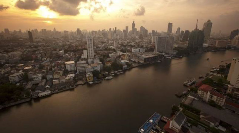 En Bangkok constrastan las torres de cristal y las chozas de cemento repletos de casi 10 millones de habitantes.