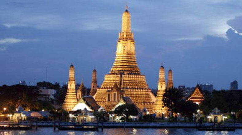 El templo Wat Arun, Templo del amanecer, recibe más de diez millones de turistas anuales.
