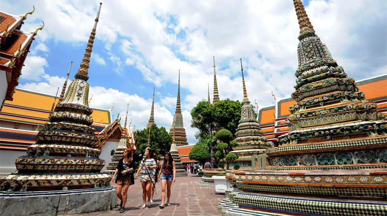 Turistas visitan el Templo Wat Pho, en Bangkok.