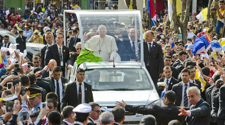 Miles de persona se congregaron en las calles que recorrería el Papa para recibir su bendición.