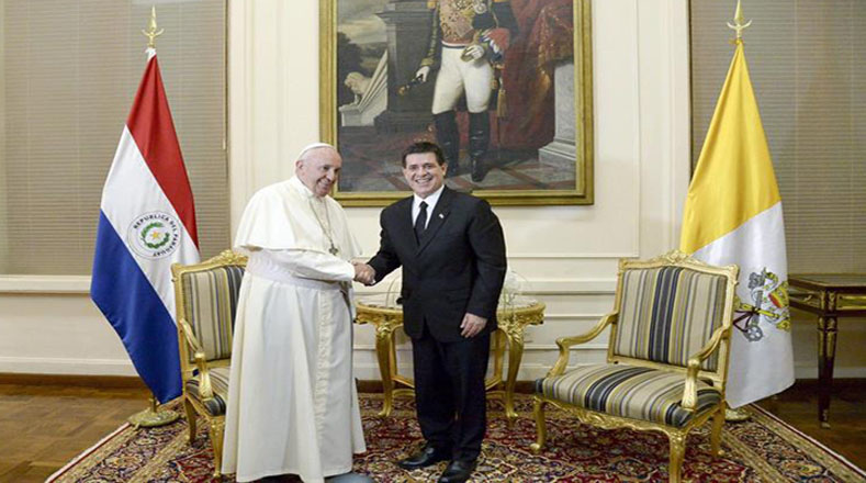 Durante su visita a Paraguay, como estaba previsto, el Papa visitó el Palacio de López, donde sostuvo un encuentro con el mandatario de la nación, Horacio Cartes. Desde ahí, pidió a los paraguayos trabajar por una sociedad inclusiva y más justa, sin corrupción.