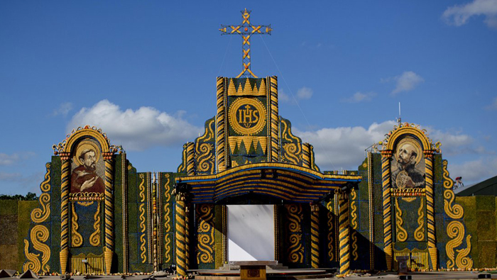 El altar representa el respeto de los indios guaraníes por la madre tierra.