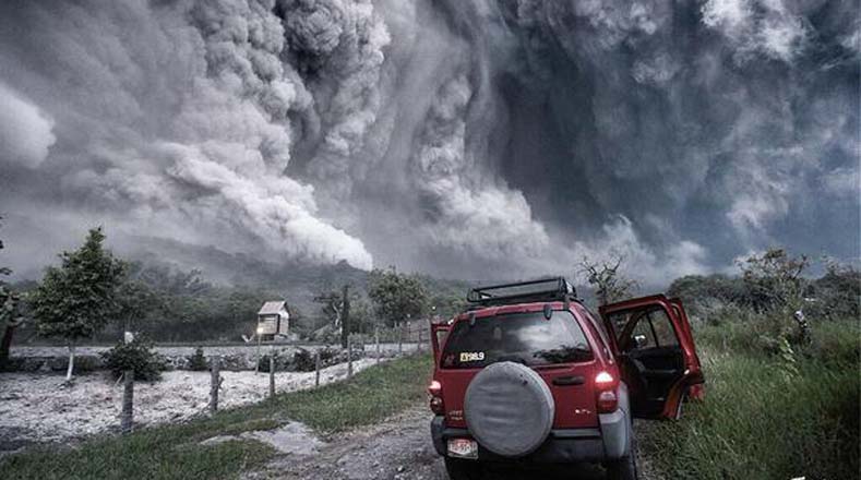 El volcán Colima ubicado al oeste de México explotó en horas de la noche del pasado viernes y desde entonces sigue registrando actividad volcánica, pero con menor intensidad. 