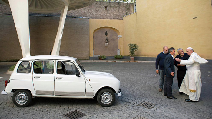 Un sacerdote italiano, le regalo un Renault 4, con 30 años de antigüedad.