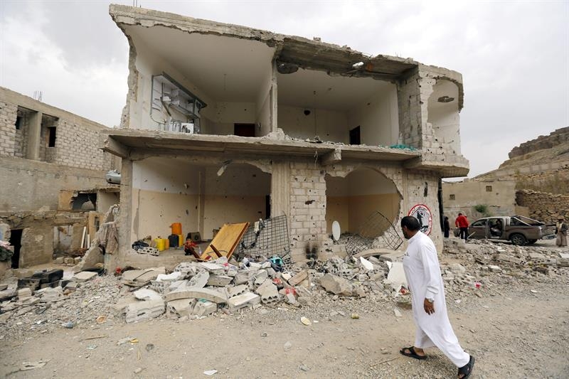 Los constantes bombardeos han dejado numerosos daños en las casas de Yemen.
