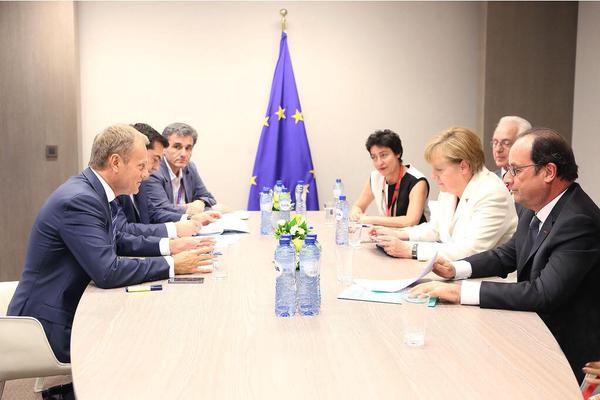 Tsipras mantiene reunión junto a Merkel y Hollande paralela a reunión del Eurogrupo.