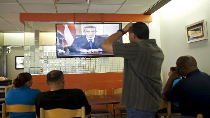 Puertorriqueños en un restaurante de San Juan, capital, reaccionan a un discurso del gobernador Alejandro García Padilla el pasado 29 de junio.