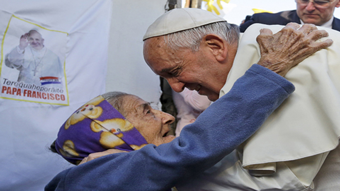 El Papa Francisco abrazó a los humildes durante su visita a Paraguay.