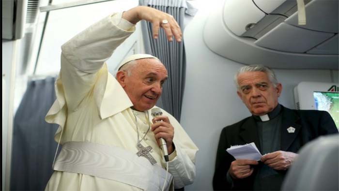 El papa Francisco conversó sobre la crisis de Grecia y Colombia, con 75 periodistas en su viaje de regreso a Roma.