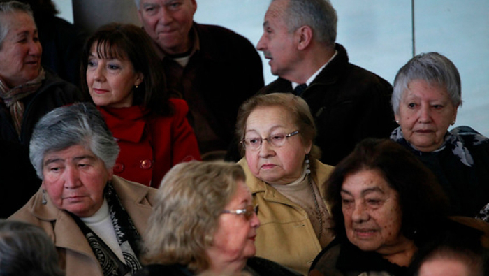 Pensionados chilenos se ven obligados a trabajar por bajas pensiones.