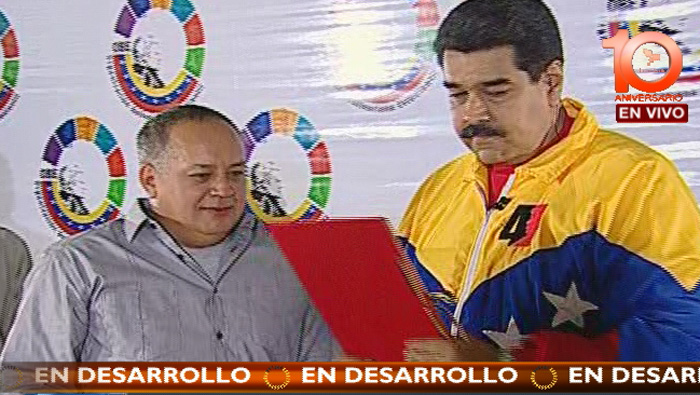 Momentos donde el Presidente de la Asamblea Nacional le entrega el documento al Presidente Nicolás Maduro