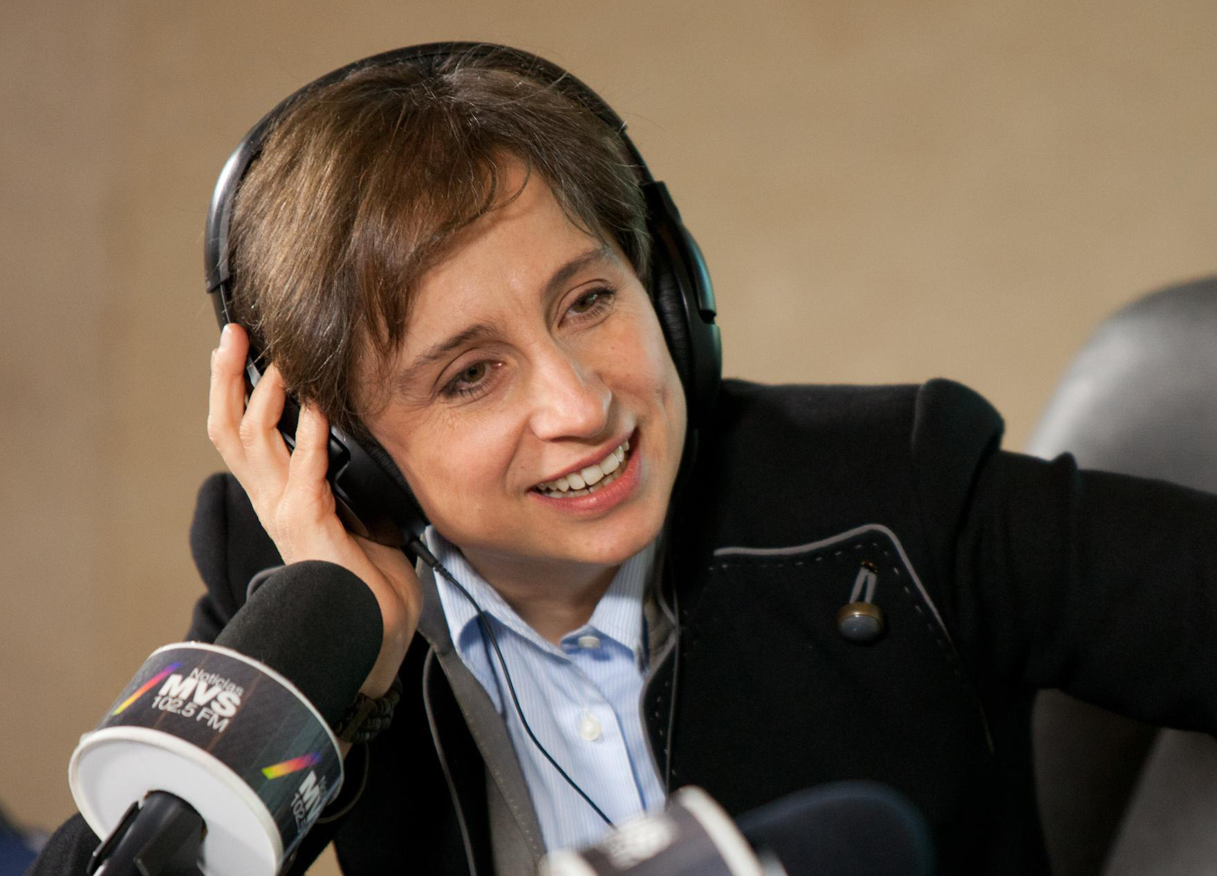 Aristegui se rebeló ante su cese e inició un proceso judicial para exigir que se le permitiera a ella y su equipo volver a la emisora.
