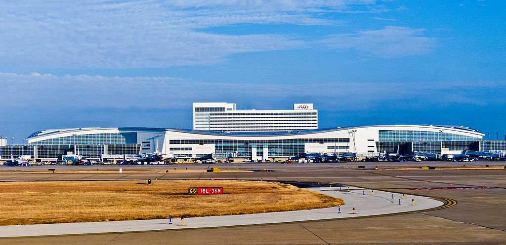 El Aeropuerto Internacional Dallas/Fort Worth estaba consciente de la investigación y cooperó plenamente con las autoridades.