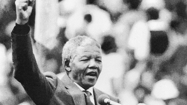 Nelson Mandela es saludado por 100 mil personas en el estadio de Soweto días después de su liberación, tras 27 años de encarcelamiento.