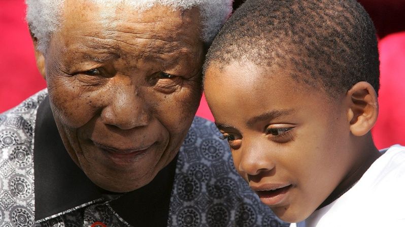 Madiba junto a un niño de su país.