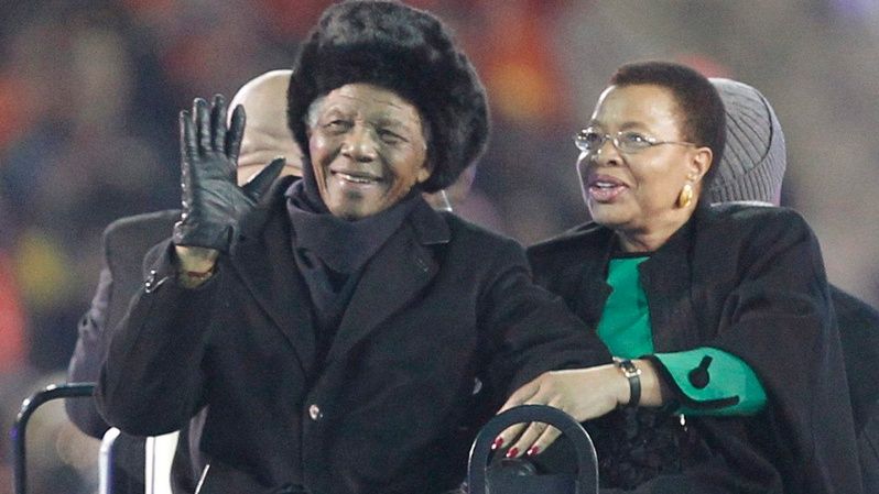 Junto a su esposa Graca Machel en la ceremonia de clausura del Mundial de Fútbol de Sudáfrica 2010.