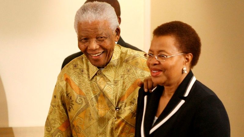  Mandela y su esposa Graca Machel en su cumpleaños número 90. 