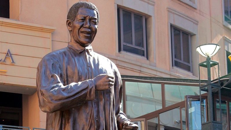  Estatua de bronce de Mandela en la plaza homónima en Sandton, Johannesburgo (Sudáfrica).