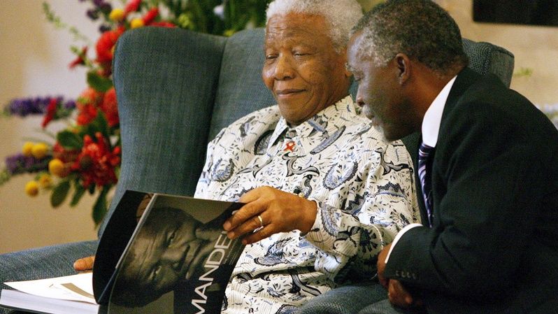Thabo Mbeki y Mandela observan el libro “Mandela: Biografía autorizada” durante su presentación en la Fundación Nelson Mandela en Johannesburgo. 
