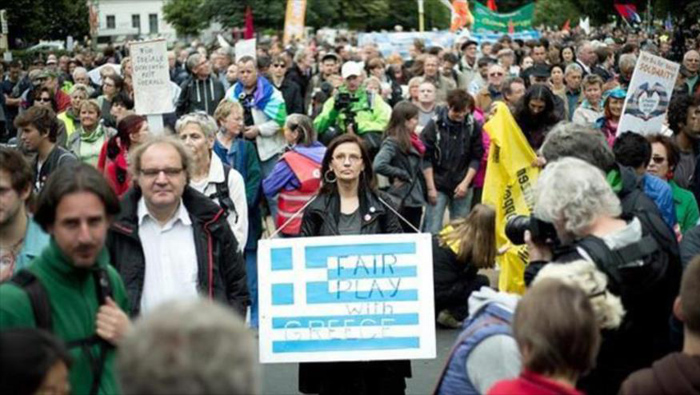 Cientos de manifestantes se movilizaron por las calles de Berlín en solidaridad con Grecia.