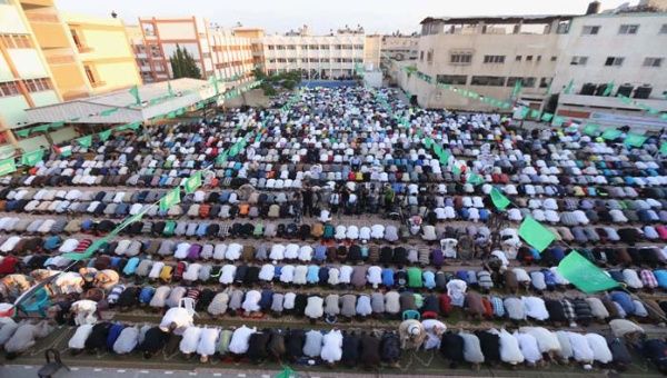 Durante la celebración,  la población de Gaza asiste a las mezquitas a orar, también visitan y dan obsequios a sus familiares.