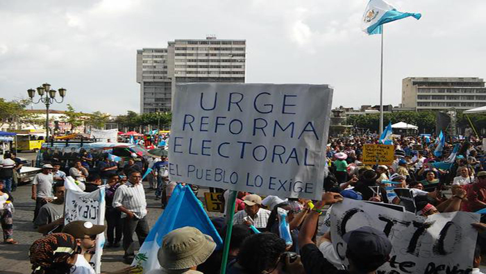 Los manifestantes piden la modificación de la Ley Electoral y de Partidos Políticos.