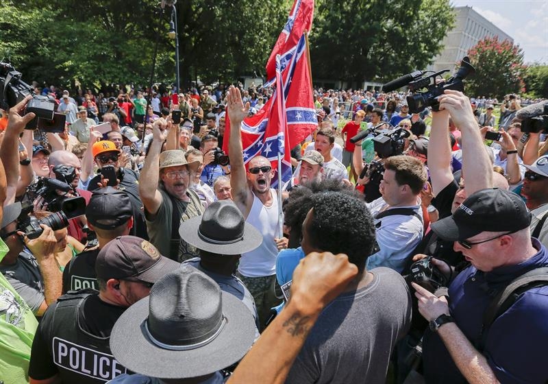 Miembros del Ku Klux Klan y el Nuevo Partido Pantera Negra se enfrentaron en el capitolio de Carolina del Sur (EE.UU.).