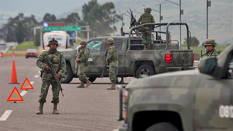Los comuneros de Aquila afirmaron que minutos después de que instalaron el bloqueo en la carretera, integrantes del Ejército mexicano realizaron varios disparos e intentaron detener a varios de sus compañeros.