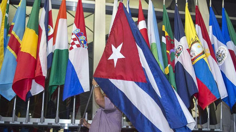Estados Unidos y Cuba reanudaron formalmente este lunes sus relaciones diplomáticas, como lo mostró el izamiento de la bandera cubana en el Departamento de Estado norteamericano.  