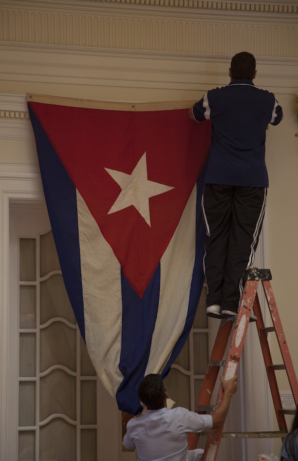La bandera que fue arriada el 3 de enero de 1961, presidirá también la ceremonia de apertura de la Embajada de Cuba en Washington. 