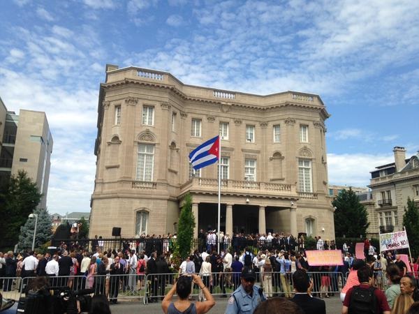 La bandera nacional cubana fue izada por miembros de las Fuerzas Armadas de la isla.