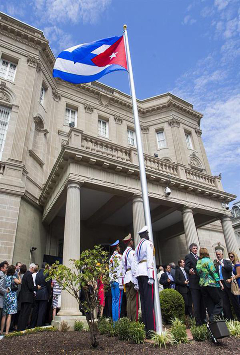La bandera cubana ondeó con la Marcha de la Bandera a cargo del Batallón de Ceremonias del Estado Mayor de las Fuerzas Armadas, posteriormente se entonó el Himno Nacional.