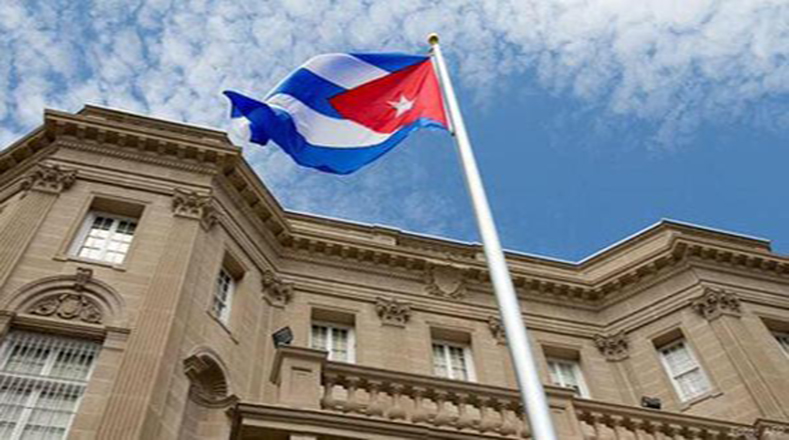 La bandera fue izada en Washington acompañada de gritos de ¡Viva Cuba!¡Viva Fidel!¡Viva Raúl!