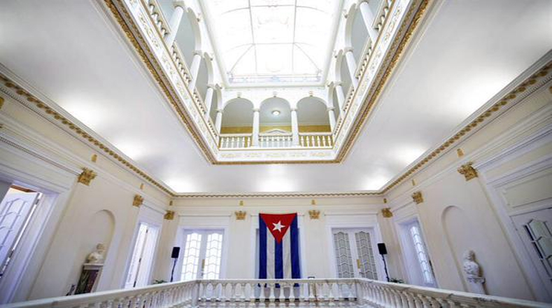 Más de 700 invitados acudieron al edificio de la Embajada cubana para participar en la ceremonia de apertura.