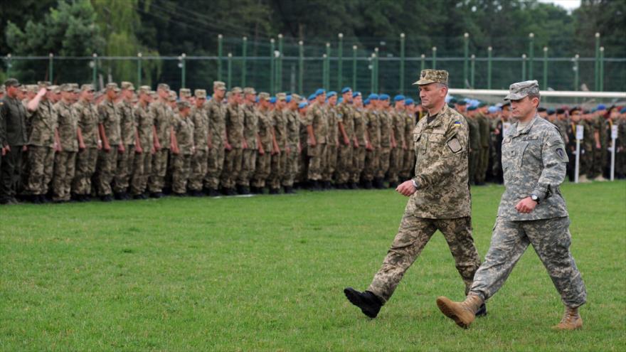 Militares ucranianos y estadounidenses participan en la ceremonia de la apertura de las maniobras conjuntas OTAN-Ucrania.