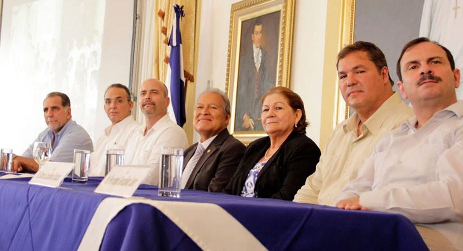 Durante su visita a El Salvador, los antiterroristas también fueron recibidos en la Casa Presidencial.