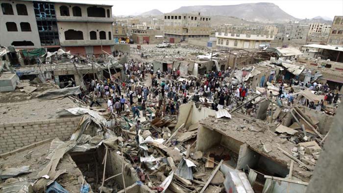 Yemeníes reunidos en las ruinas de Saná, tras los ataques sauditas del pasado 20 de julio.