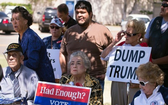 Cientos de personas esperaron con rechazo al magnate Donald Trump en Texas