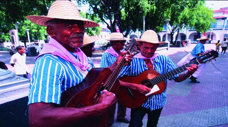 La ciudad es testigo del nacimiento de ritmos como el son y el bolero. La trova tradicional está muy arraigada en sus costumbres.
