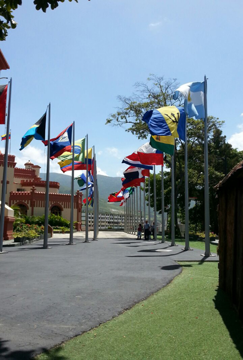 El Paseo de las Banderas muestra las 33 banderas que conforman la Comunidad de Estados Latinoamericanos y Caribeños (Celac).