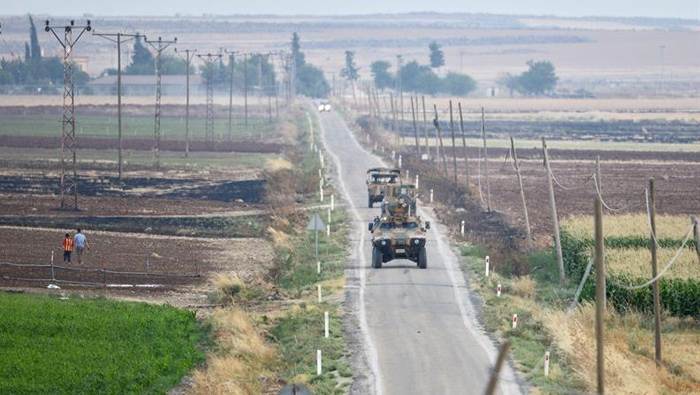 Un tanque turco patrulla a lo largo de la frontera con Siria cerca de la localidad de Kilis, en el sureste de Turquía.