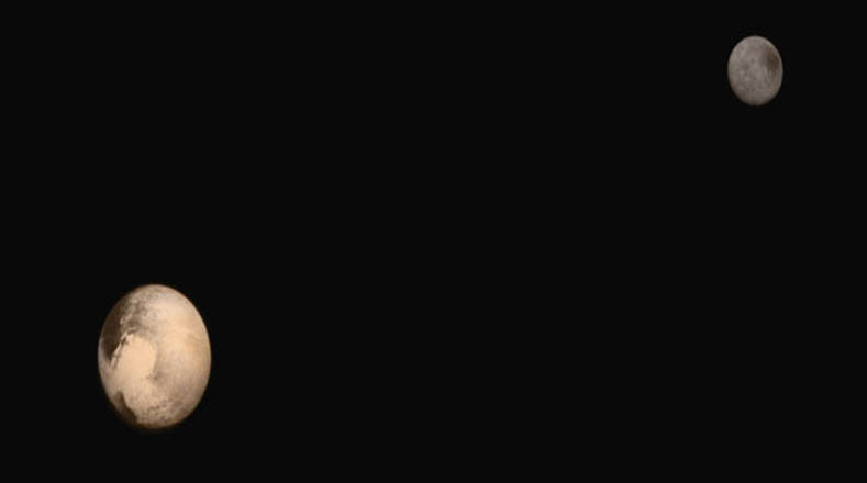 Llama la atención las fotos a color natural de Plutón, obtenidas gracias a la combinación de varias tecnologías para poder lograr el realzado de color en la imagen y ofrecer la más alta resolución posible.