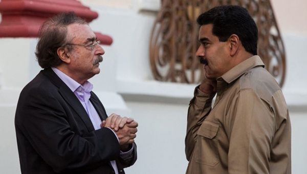 El periodista español, Ignacio Ramonet, junto al presidente Nicolás Maduro.
