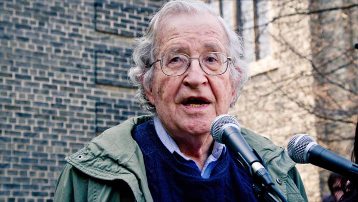 Noam Chomsky recordó que varios países sí poseen un sistema de armas nucleares y reciben apoyo de EE.UU.